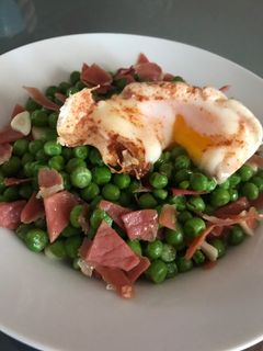Una foto de Guisantes con jamón y huevo poché