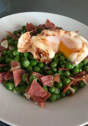 Foto principal de Guisantes con jamón y huevo poché