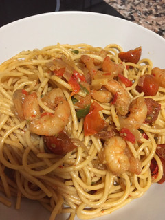 Una foto de Spaguettis con gambas