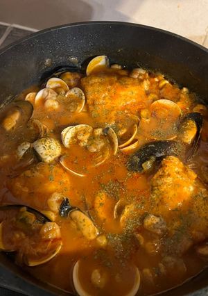 Una foto de Cazuelita de Bacalao 🐟🧅🍅🧄