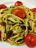 Fettuccine salteados con anís, pasas y cherrys