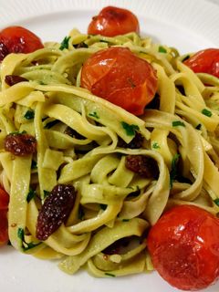 Una foto de Fettuccine salteados con anís, pasas y cherrys