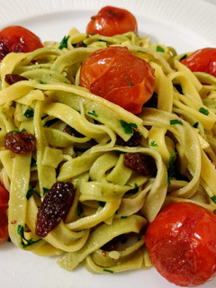 Una foto de Fettuccine salteados con anís, pasas y cherrys