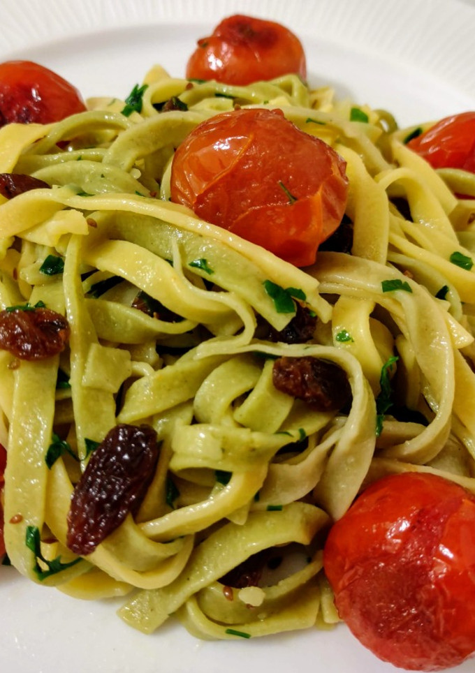 Una foto de Fettuccine salteados con anís, pasas y cherrys