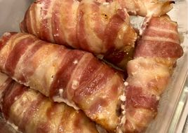 Baconbe göngyölt sajtkrémes csirkemell