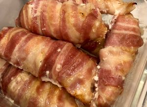 Baconbe göngyölt sajtkrémes csirkemell recept fotója
