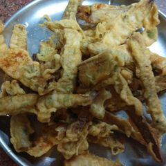 A picture of Banana ki peel ki pakori.