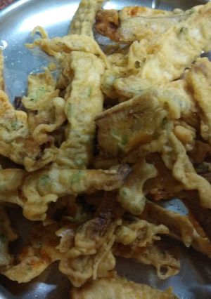 A picture of Banana ki peel ki pakori.