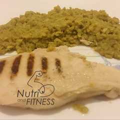 A picture of Pechuga de pollo con puré de arvejas fit.