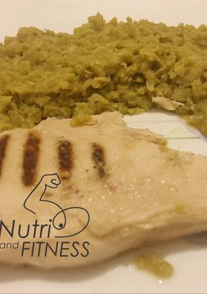 Una foto de Pechuga de pollo con puré de arvejas fit