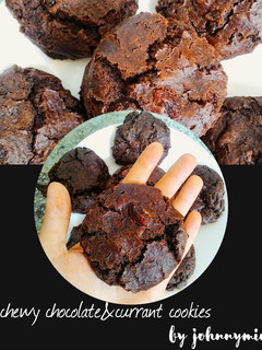 A picture of Chocolate&currant cookies.