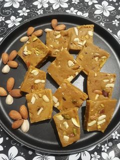 बेसन की बर्फी (besan ki barfi recipe in Hindi) रेसिपी मुख्य फोटो