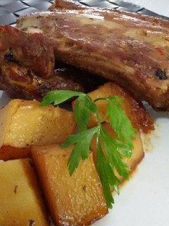 Una foto de Costillas de cerdo con patatas al horno