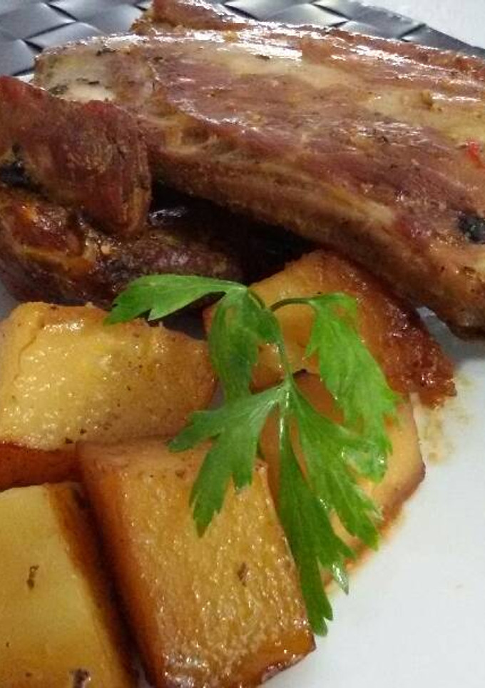 Una foto de Costillas de cerdo con patatas al horno