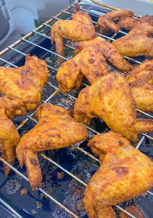A picture of Oven grilled chicken wings.