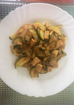 Una foto de Calabacín y tofu a la barbacoa