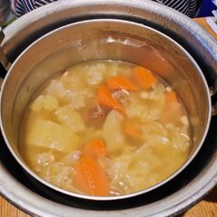 A picture of Papaya and White fungus Soup.