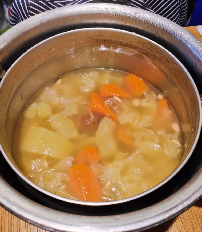 A picture of Papaya and White fungus Soup.
