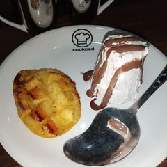 Roasted Almonds ice cream with Grilled Mango A picture of Roasted Almonds ice cream with Grilled Mango.