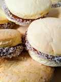 Alfajor de maizena, con dulce de leche.☕️🧉
