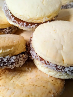 Una foto de Alfajor de maizena, con dulce de leche.☕️🧉