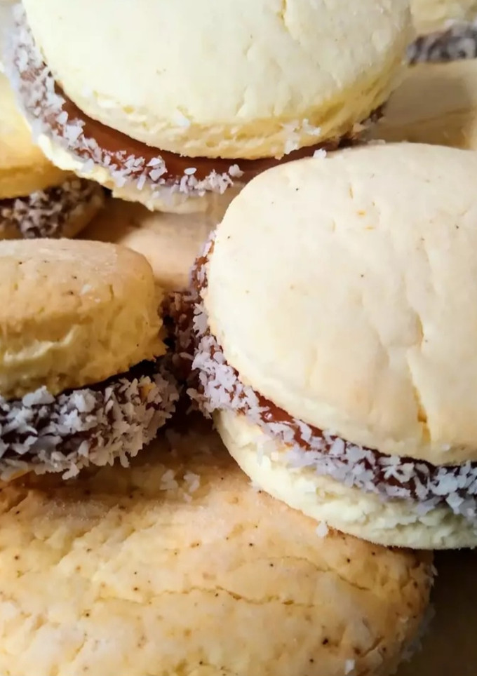 Una foto de Alfajor de maizena, con dulce de leche.☕️🧉