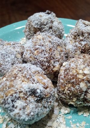 Una foto de Trufas de avena y coco (con banana)