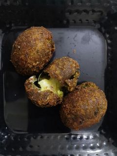 ब्रेड पालक चीझ बॉल्स (bread palak cheese balls recipe in marathi) रेसिपी चे मुख्य फोटो