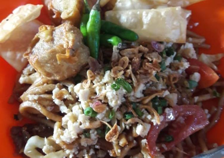 Mie goreng topping ayam ala cwie mie