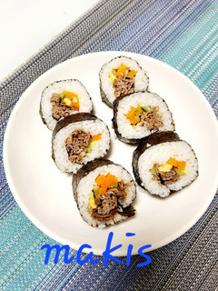 Una foto de Makis caseros o traducido rollos caseros