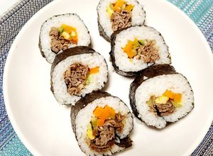 Una foto de Makis caseros o traducido rollos caseros