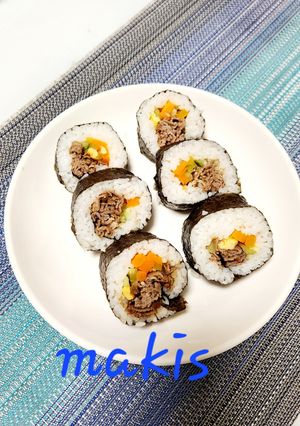 Una foto de Makis caseros o traducido rollos caseros