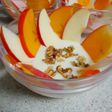 Yogurt batido con barquito de caqui y manzana