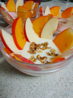 Una foto de Yogurt batido con barquito de caqui y manzana