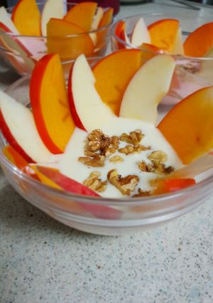 Foto principal de Yogurt batido con barquito de caqui y manzana