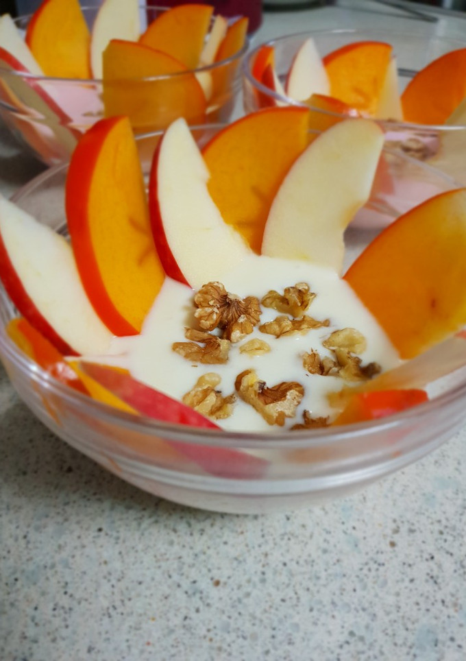 Una foto de Yogurt batido con barquito de caqui y manzana