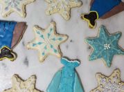Una foto de glaseado para decorar galletas