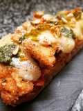 Milanesa de pollo al pesto en torrada