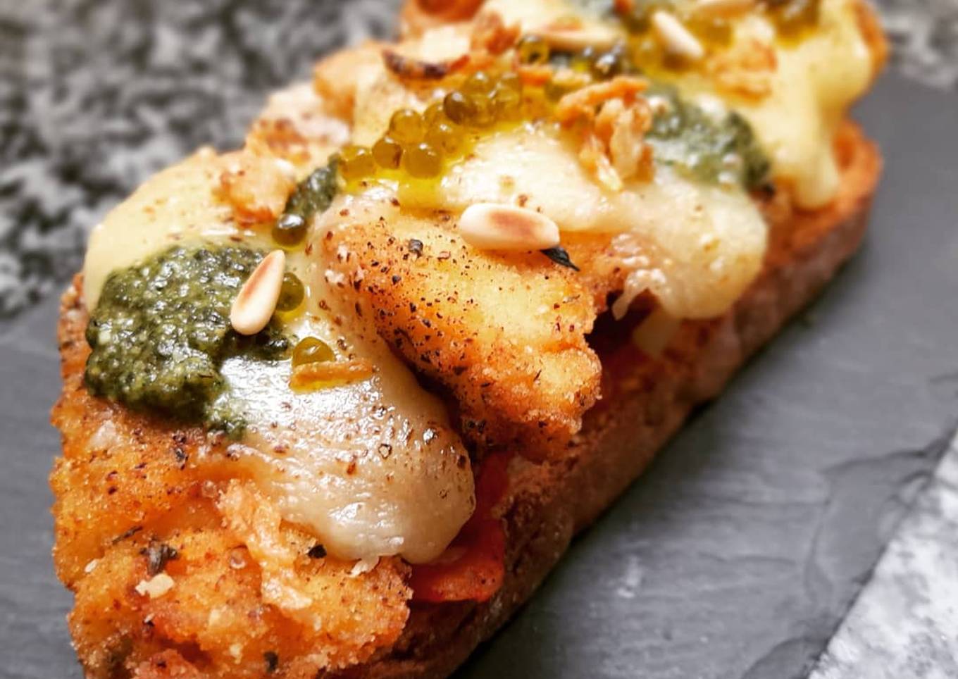 Milanesa de pollo al pesto en torrada