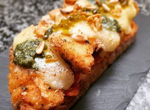 Foto principal de Milanesa de pollo al pesto en torrada