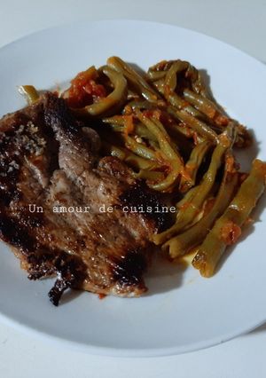 Une photo de Steak de veau poêlée aux haricots verts à la tomate 🍴