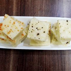 A picture of Gujarati idala / dhokla.