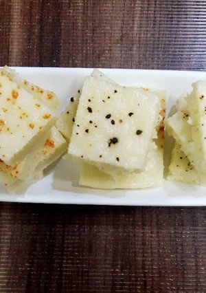 A picture of Gujarati idala / dhokla.