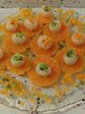 Lichis rellenos de caqui y kiwi con mandarinas