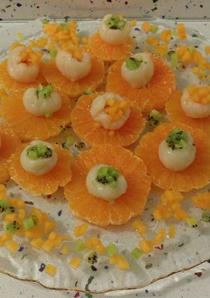 Una foto de Lichis rellenos de caqui y kiwi con mandarinas