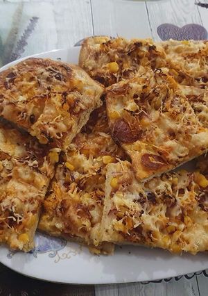 Füstölt kolbászos pizza káposztás feltéttel, tejfölös alappal recept fotója