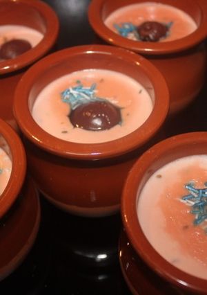 Una foto de Flan rosa de sobre