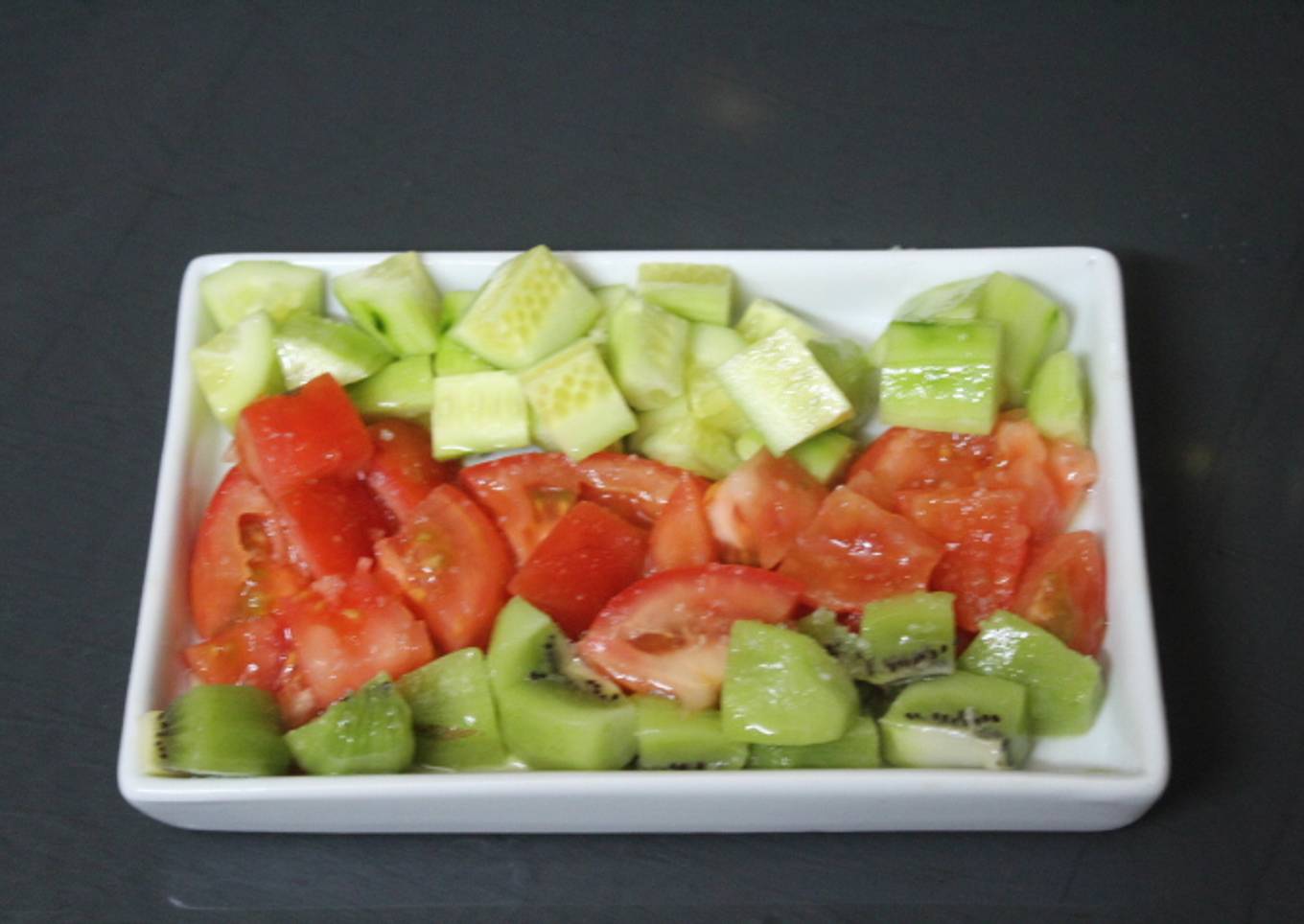 Ensalada de pepino, tomate y kiwi