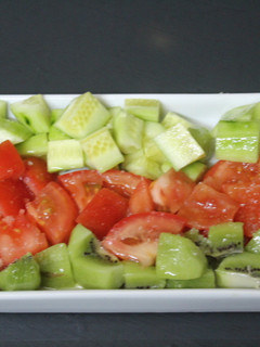 Una foto de Ensalada de pepino, tomate y kiwi