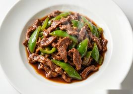 Carne bovina com pimentão (refogado chinês rápido, 15 min)